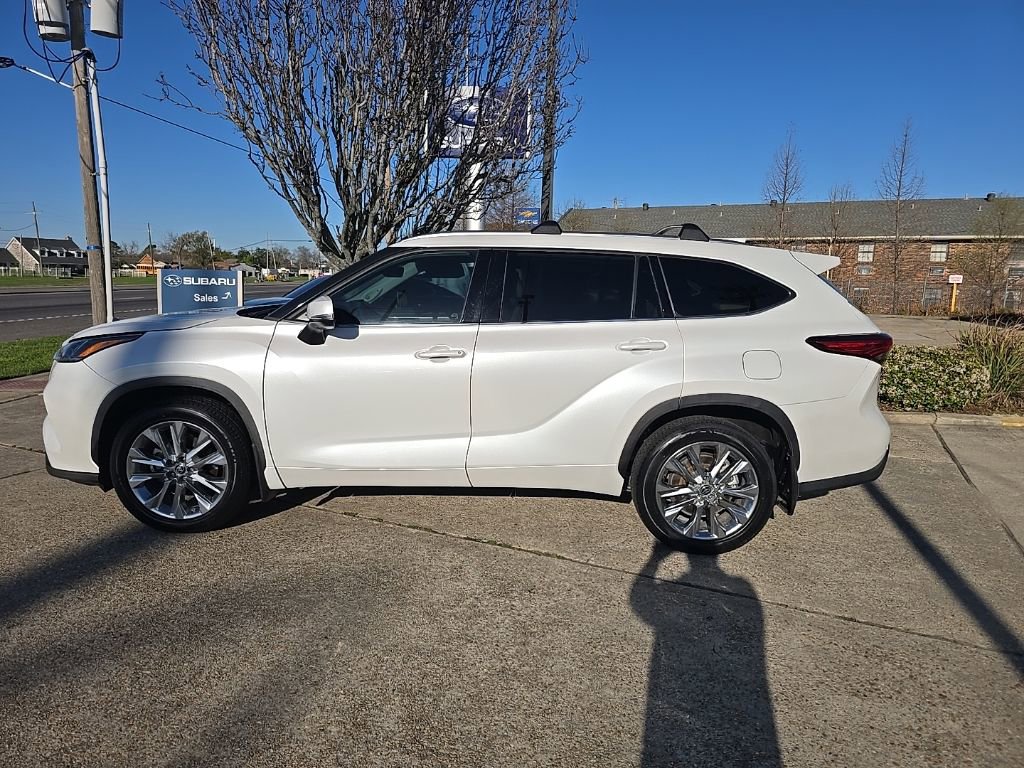 Used 2023 Toyota Highlander Limited FWD image 9