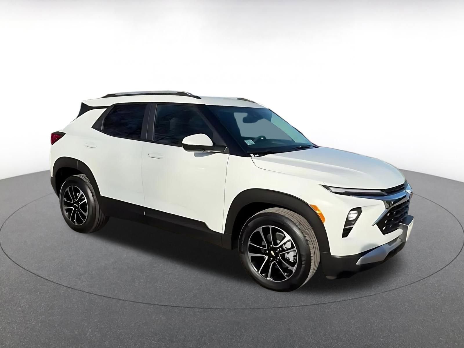 Used 2025 Chevrolet TrailBlazer LT image 2