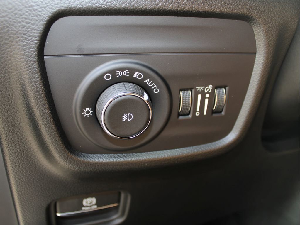 New 2025 Jeep Grand Cherokee Summit image 11