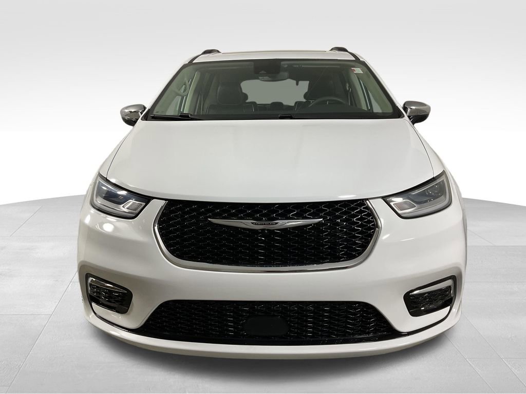 Used 2023 Chrysler Pacifica Limited image 3