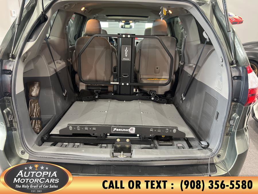 Used 2019 Toyota Sienna XLE image 14