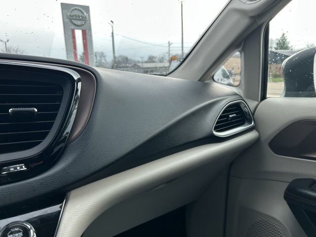 Used 2017 Chrysler Pacifica LX image 33