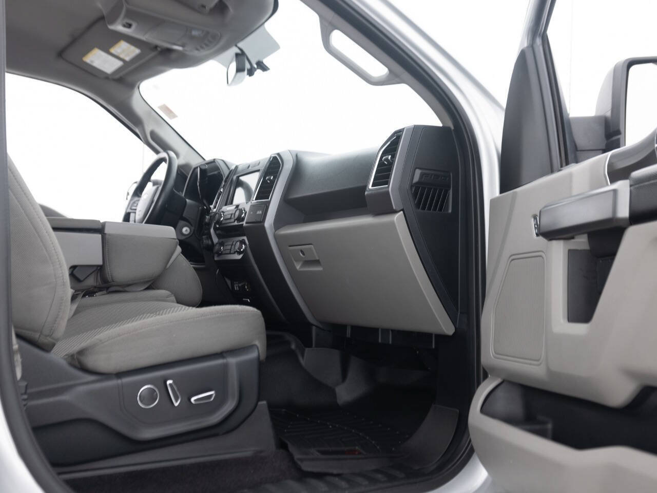 Used 2016 Ford F150 XLT w/ Equipment Group 302A Luxury AWD/4WD image 35
