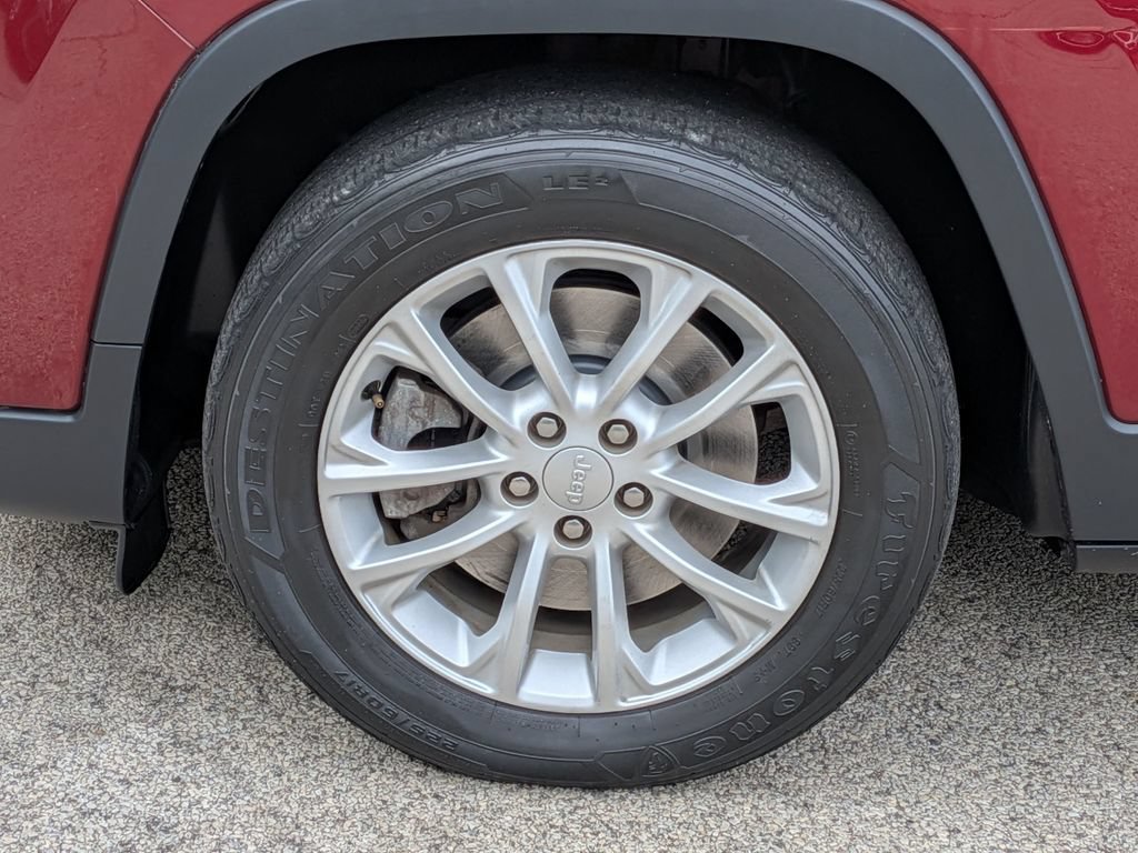 Used 2019 Jeep Cherokee Latitude w/ Popular Appearance Group FWD image 14