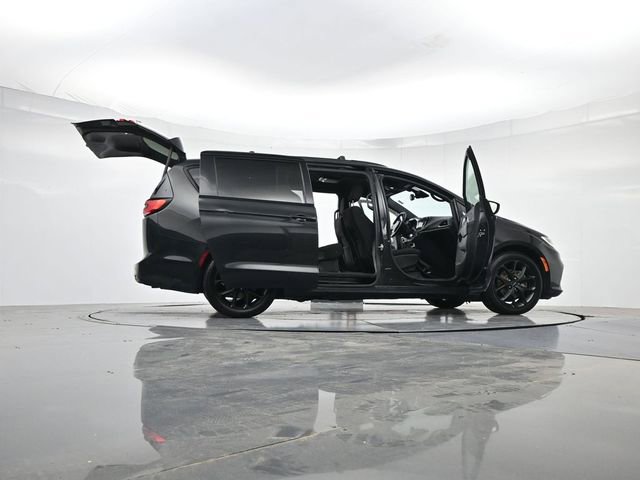 Used 2021 Chrysler Pacifica Touring w/ S Appearance Package FWD image 52