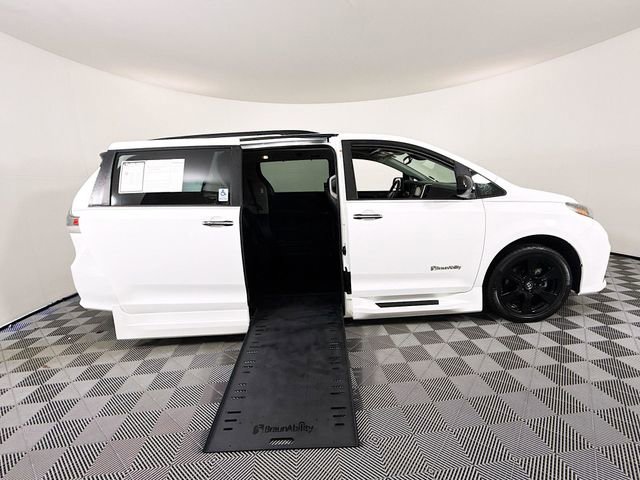 Used 2020 Toyota Sienna SE w/ SE Preferred Package FWD image 26