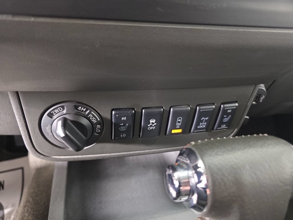 Used 2017 Nissan Frontier PRO-4X AWD/4WD image 16