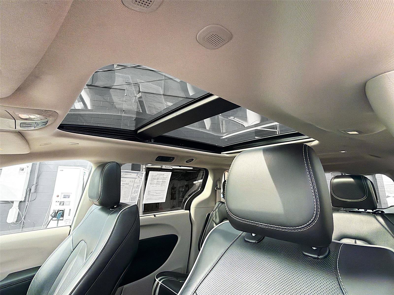 Used 2023 Chrysler Pacifica Limited image 14