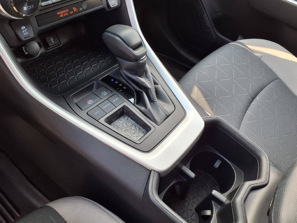 Used 2022 Toyota RAV4 XLE w/ Convenience Package FWD image 25