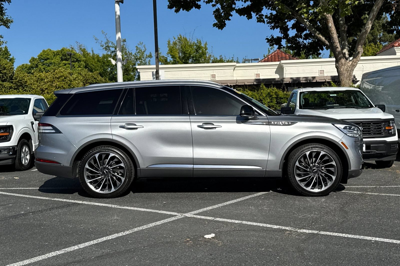 Used 2021 Lincoln Aviator Reserve w/ Equipment Group 202A AWD/4WD image 3