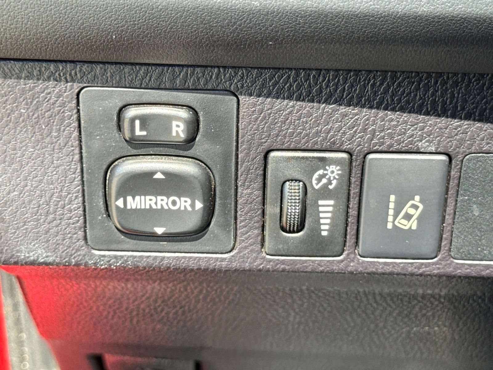 Used 2017 Toyota RAV4 LE FWD image 24