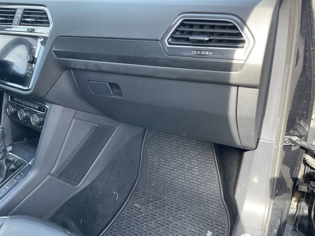 Used 2021 Volkswagen Tiguan SEL Premium R-Line image 38