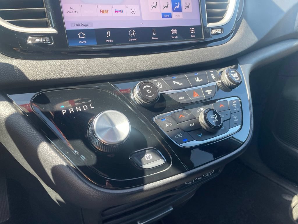 Used 2025 Chrysler Pacifica Select FWD image 17