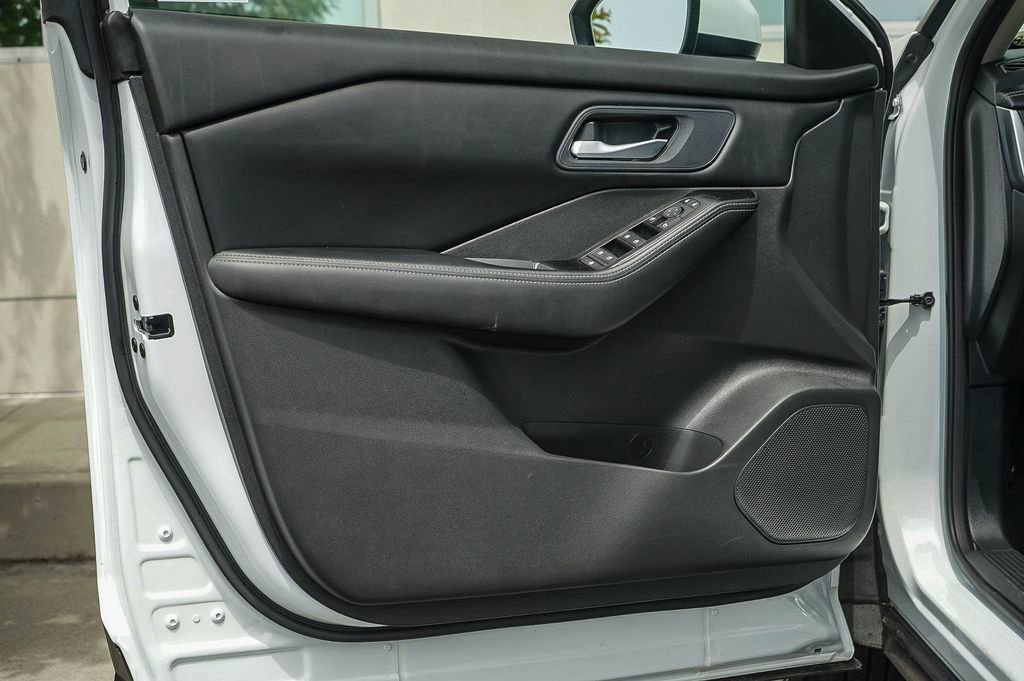 Used 2024 Nissan Rogue SV image 19