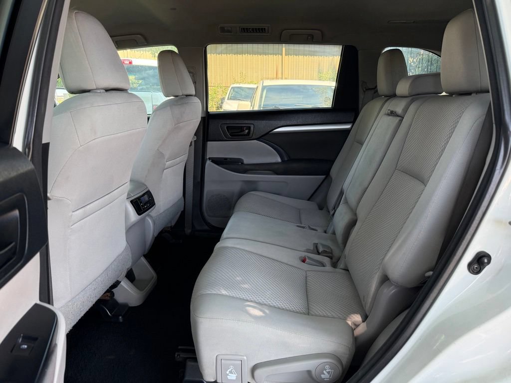 Used 2016 Toyota Highlander LE AWD/4WD image 13
