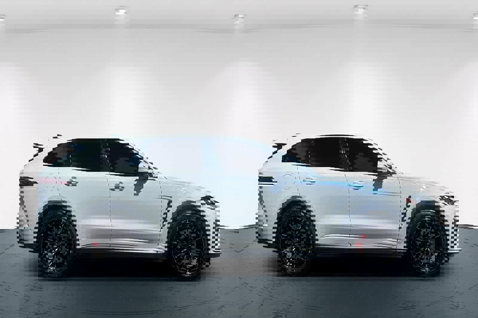 Used 2021 Jaguar F-PACE SVR image 6