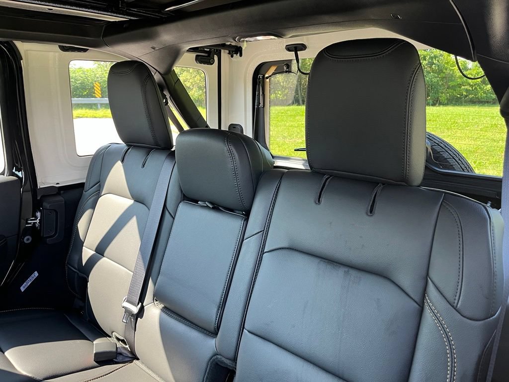 Used 2025 Jeep Wrangler Unlimited Sahara AWD/4WD image 18