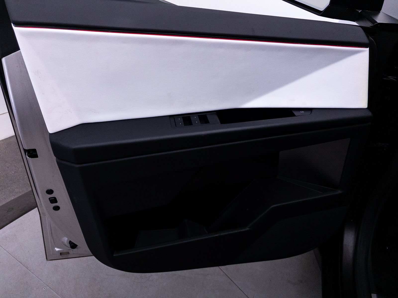 Used 2024 Tesla Cybertruck AWD Crew Cab image 18
