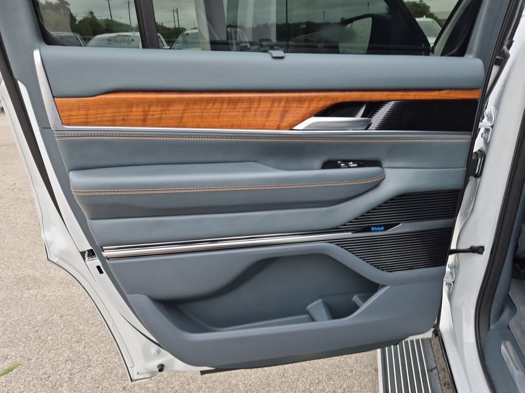 Used 2024 Jeep Grand Wagoneer Series III AWD/4WD image 36