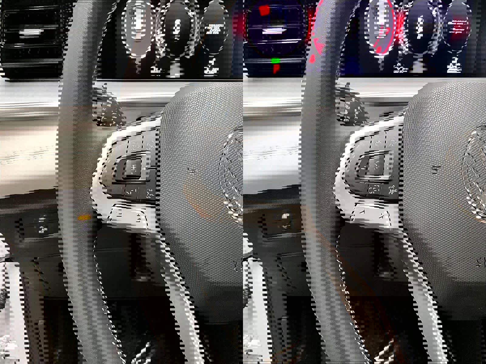 Certified 2025 Volkswagen Tiguan SE FWD image 20