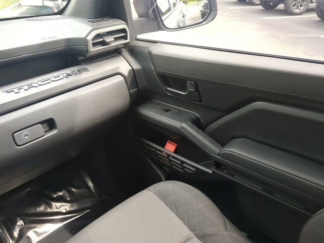 Used 2025 Toyota Tacoma SR AWD/4WD image 17