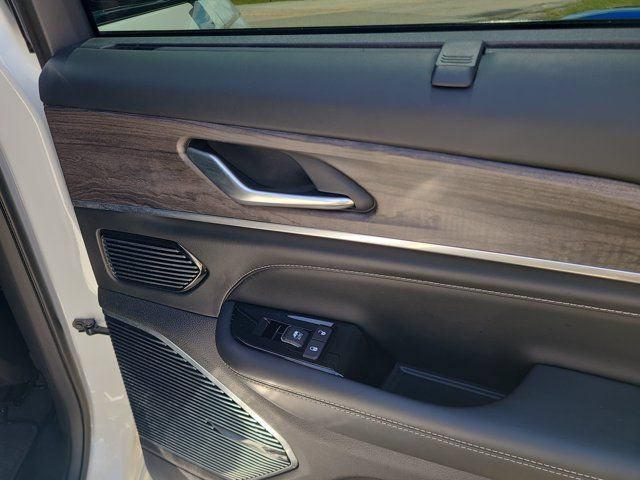 Used 2022 Jeep Grand Cherokee Overland w/ Luxury Tech Group IV RWD image 15