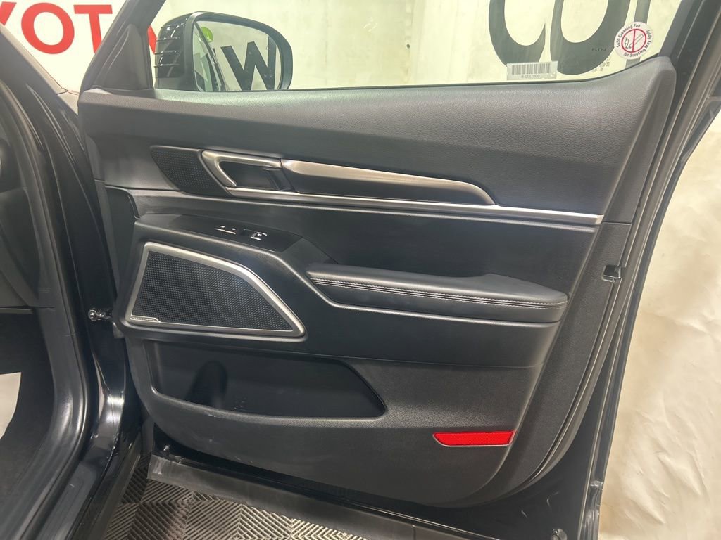 Used 2025 Kia Telluride S image 11