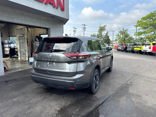 Used 2024 Nissan Rogue SV AWD/4WD image 2