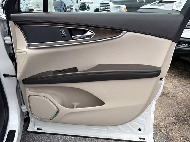 Used 2016 Lincoln MKX Reserve w/ Cargo Utility Package FWD image 18