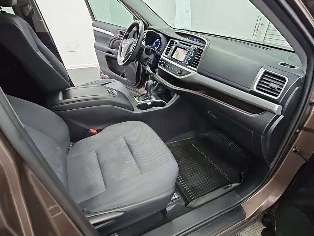Used 2019 Toyota Highlander LE FWD image 35