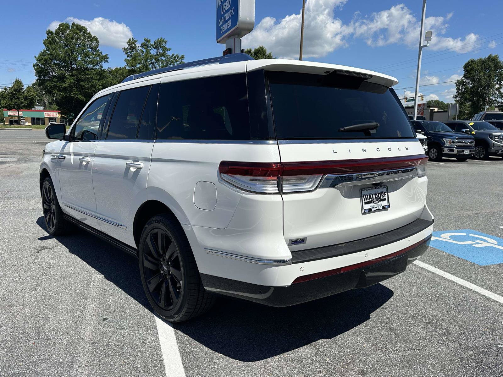 Used 2022 Lincoln Navigator Reserve w/ Monochromatic Package AWD/4WD image 4