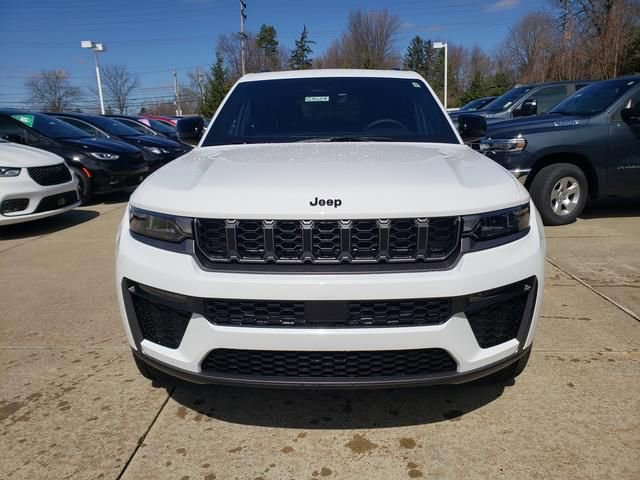 New 2026 Jeep Grand Cherokee Limited w/ Limited Altitude Package AWD/4WD image 2