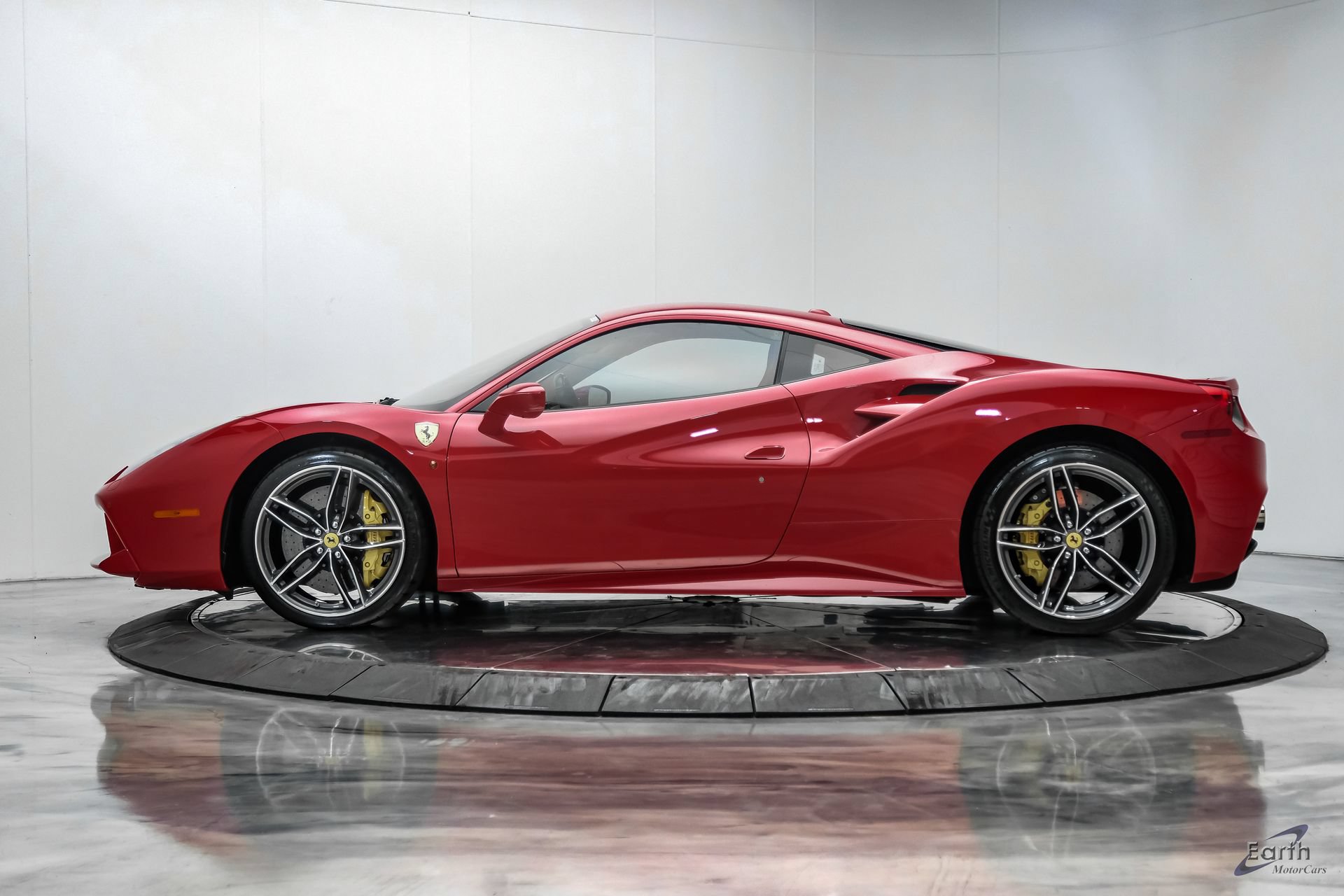 Used 2017 Ferrari 488 GTB RWD image 8