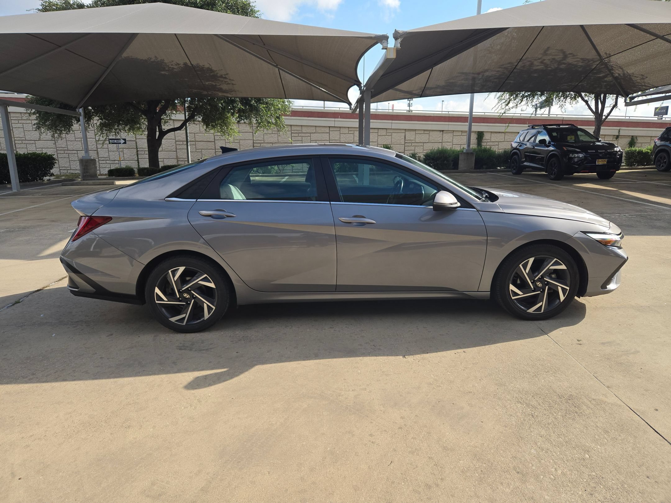 Used 2025 Hyundai Elantra Limited FWD image 2