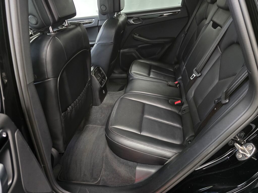 Certified 2024 Porsche Macan image 18