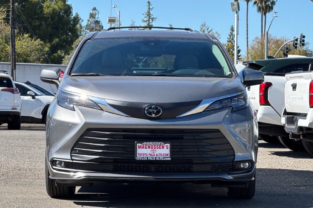 New 2026 Toyota Sienna XLE AWD/4WD image 3