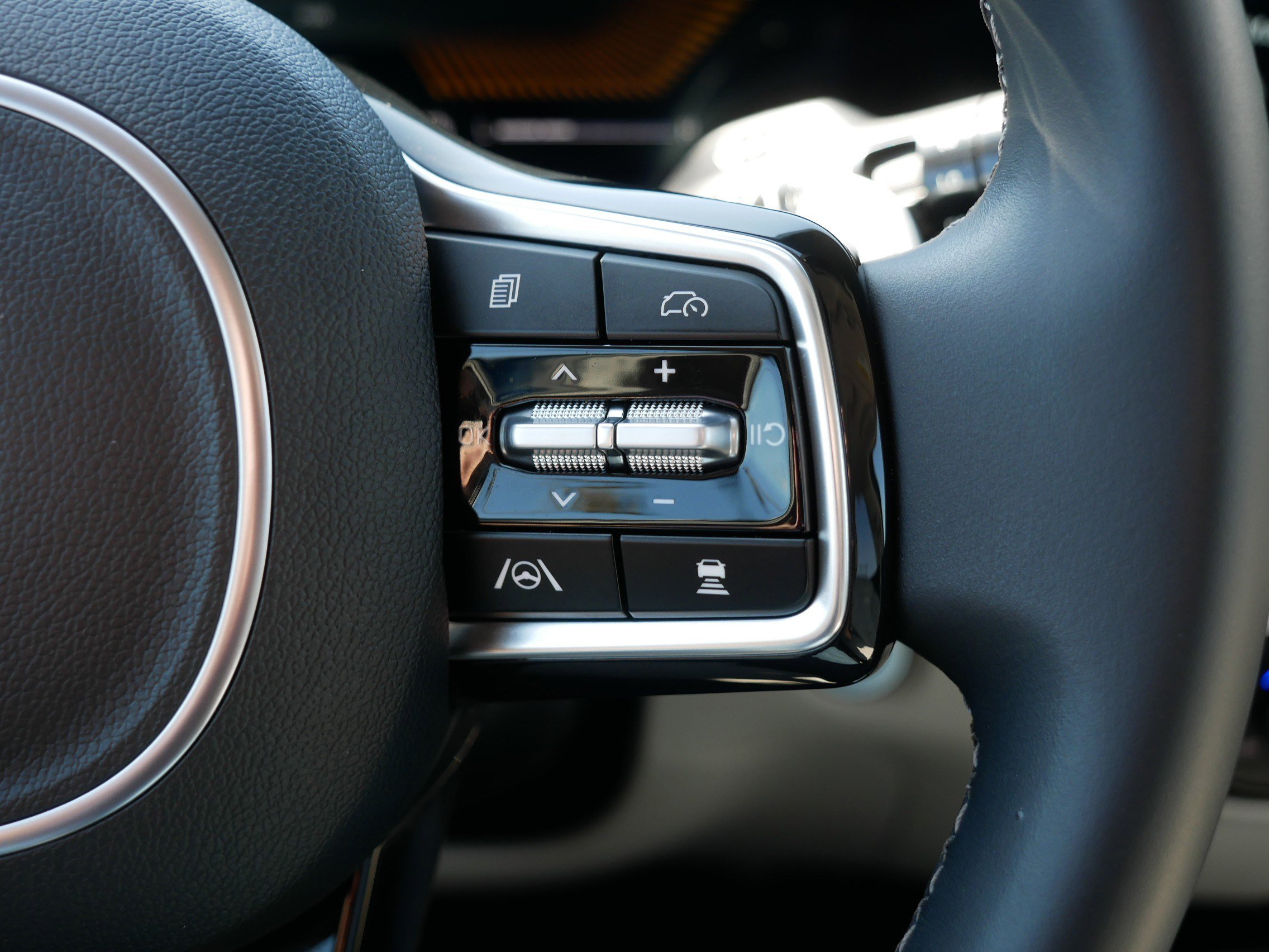 Certified 2025 Kia Sorento EX w/ EX Panoramic Sunroof Package image 30