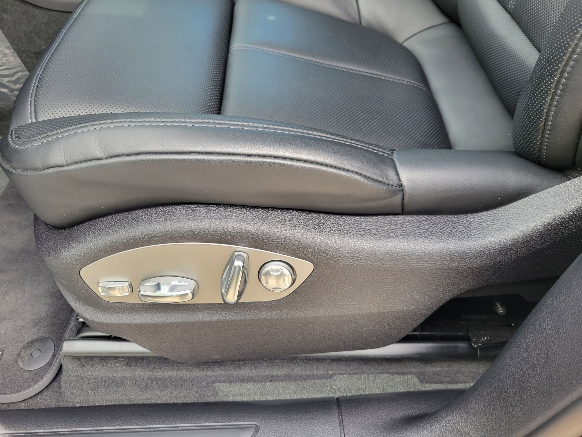 Used 2026 Porsche Macan AWD/4WD image 23