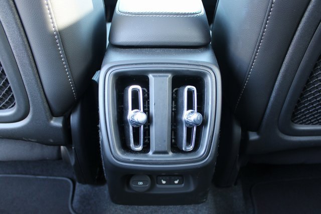 Used 2025 Volvo XC40 B5 Plus image 36