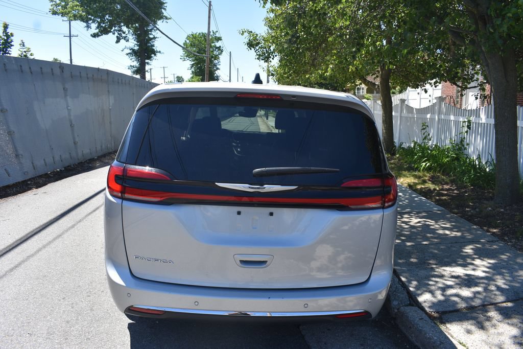 Used 2024 Chrysler Pacifica Touring-L FWD image 7