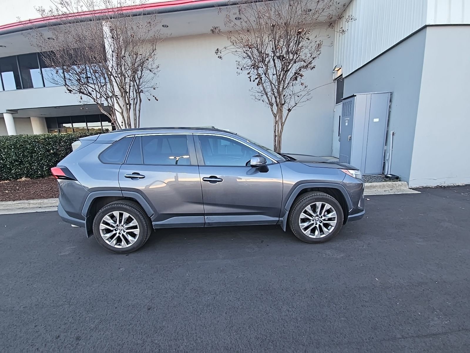 Used 2022 Toyota RAV4 XLE Premium image 7