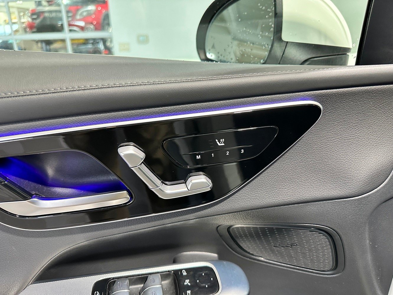 Used 2025 Mercedes-Benz GLC 300 4MATIC image 12