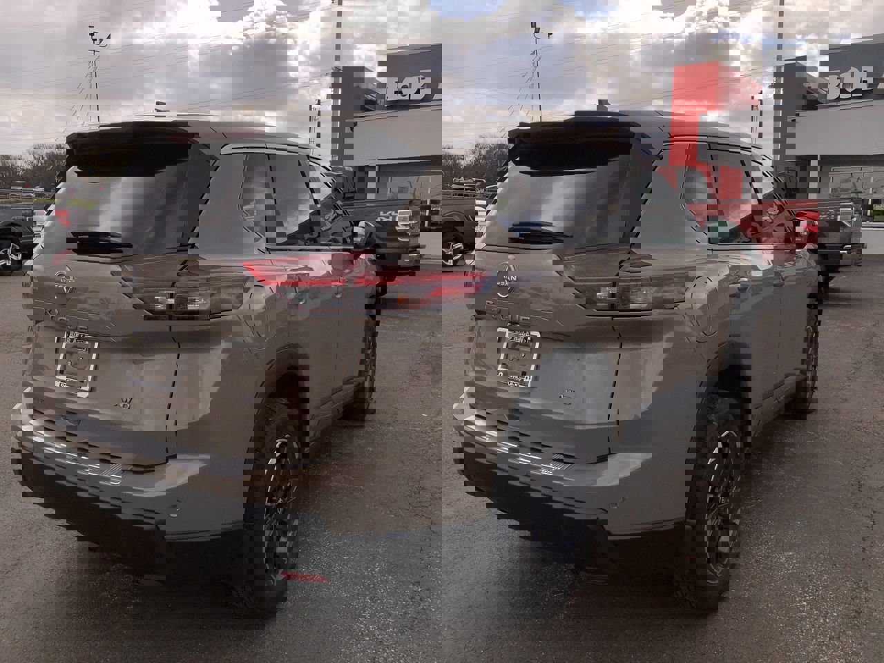 Used 2025 Nissan Rogue SV image 13