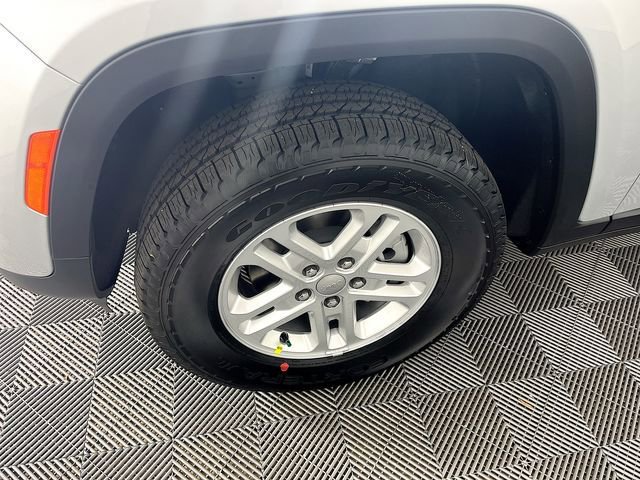 New 2025 Jeep Grand Cherokee Laredo w/ Luxury Tech Group I image 10