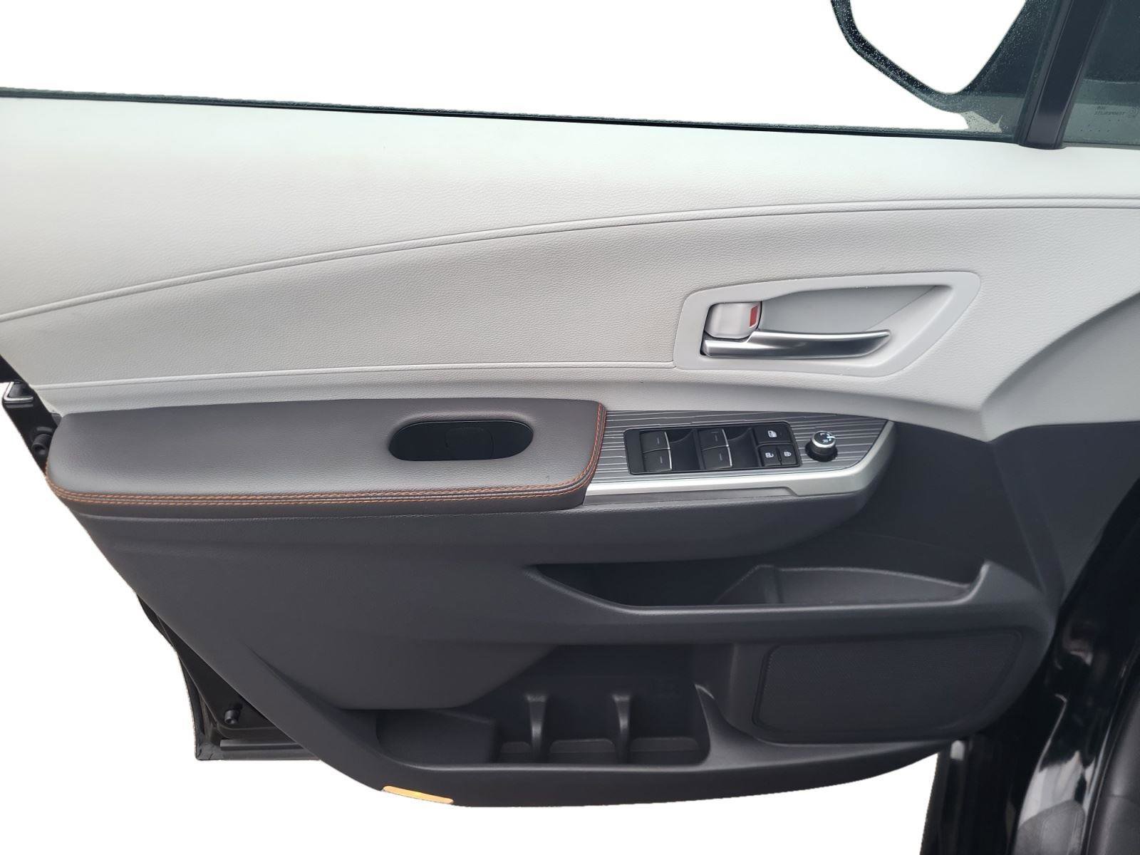 Used 2023 Toyota Sienna XLE image 9