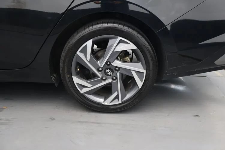 Used 2025 Hyundai Elantra SEL FWD image 33