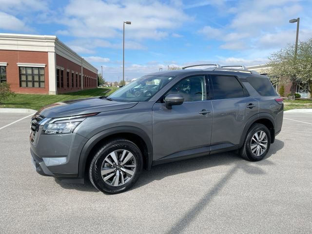 Used 2025 Nissan Pathfinder SL AWD/4WD image 2