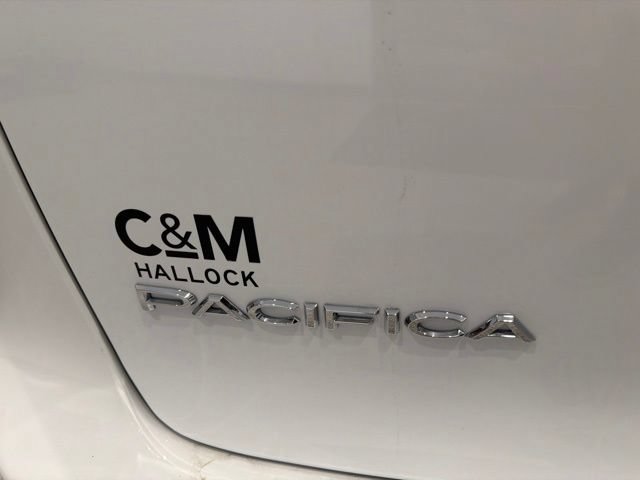 Used 2023 Chrysler Pacifica Touring-L FWD image 7