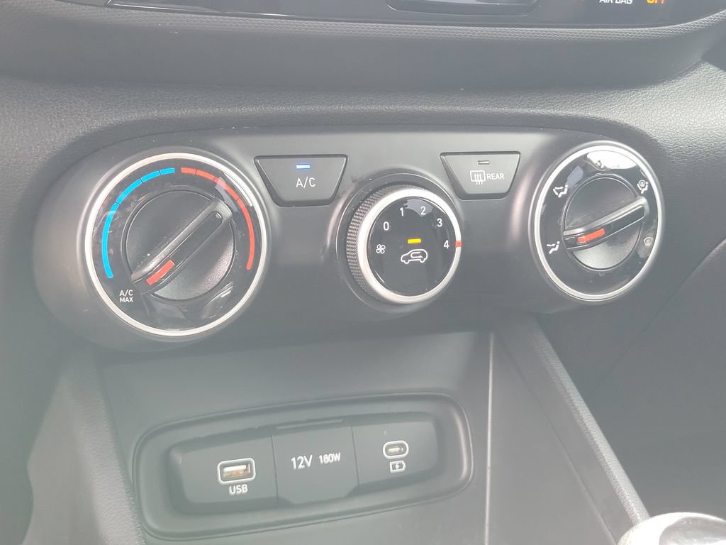 Used 2023 Hyundai Venue SE FWD image 28