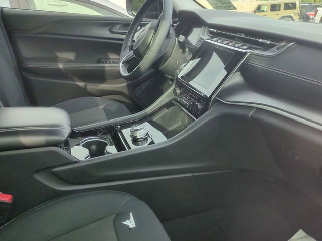 Used 2023 Jeep Grand Cherokee Laredo w/ Luxury Tech Group I AWD/4WD image 8